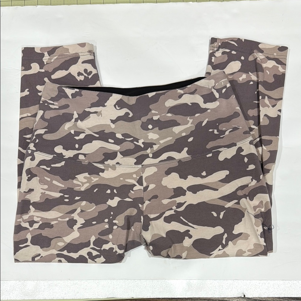 Camo Print Capri Length  Leggings, Size M